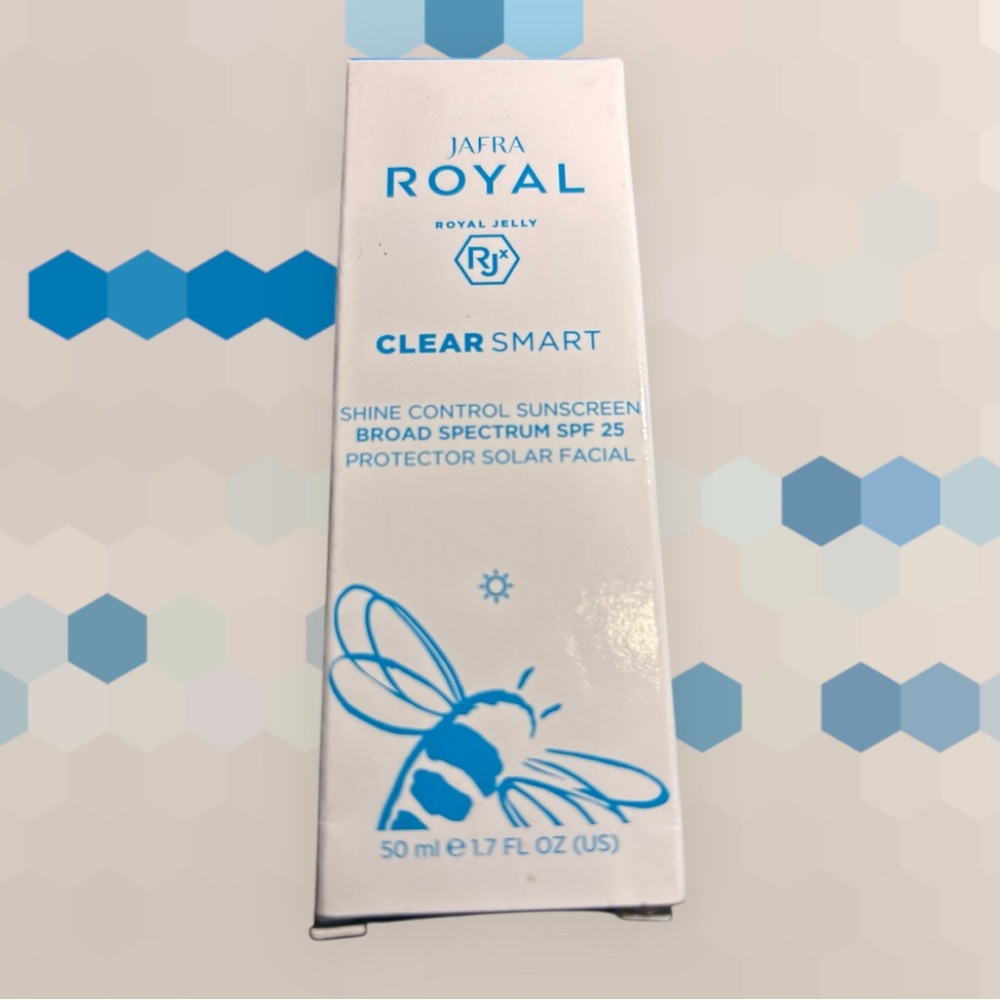 JAFRA ROYAL Clear Smart Shine Control Sunscreen Broad Spectrum SPF25 Retail: $39
